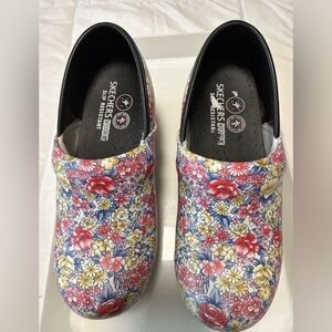 Skechers Colorful Floral work slip resistant  Clogs. Sz. 7